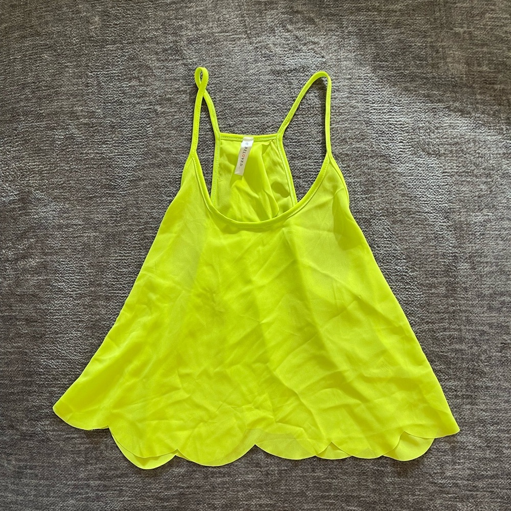 Scalloped open back top